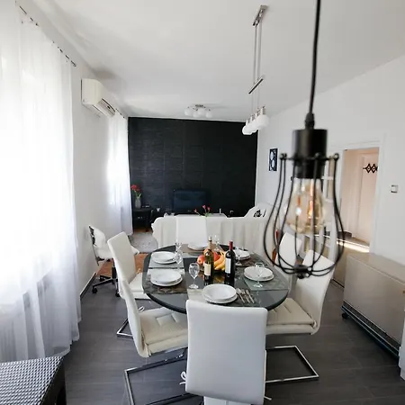 Erceg * Τρογκίρ